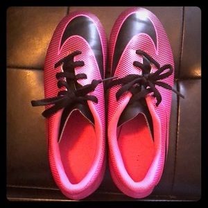 Nike youth Bravata soccer cleats sz 5y pink/black